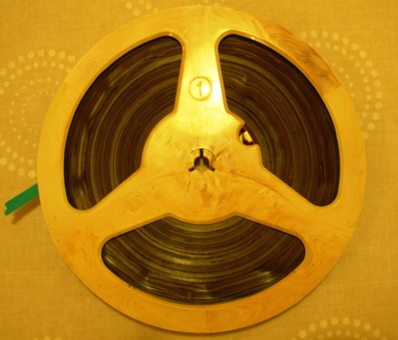 Atsetaatp&otilde;himikul niiskuskahjudega magnetlint